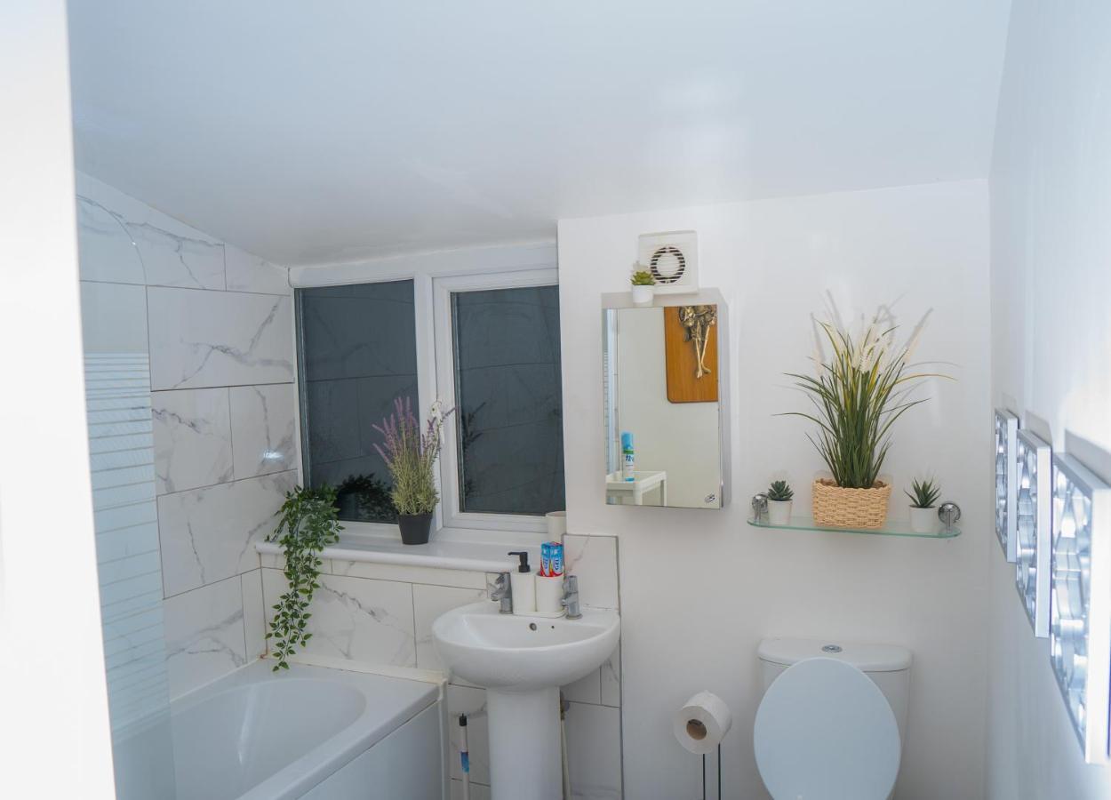 The Highfield Villa, 5 Bedrooms, Northampton Centre, Sleeps 10 Exterior foto