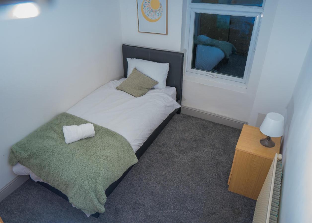 The Highfield Villa, 5 Bedrooms, Northampton Centre, Sleeps 10 Exterior foto
