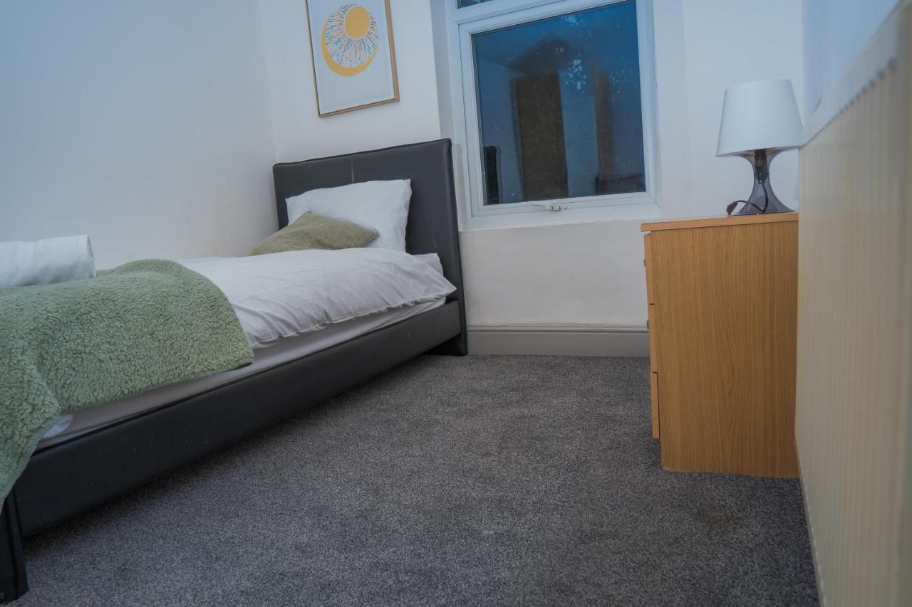 The Highfield Villa, 5 Bedrooms, Northampton Centre, Sleeps 10 Exterior foto