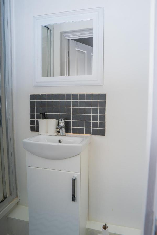 The Highfield Villa, 5 Bedrooms, Northampton Centre, Sleeps 10 Exterior foto
