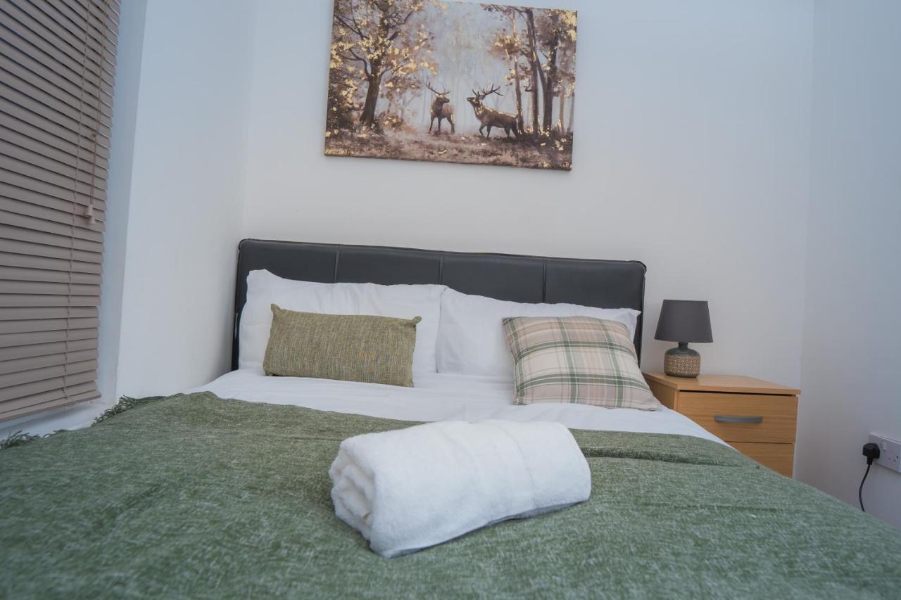 The Highfield Villa, 5 Bedrooms, Northampton Centre, Sleeps 10 Exterior foto