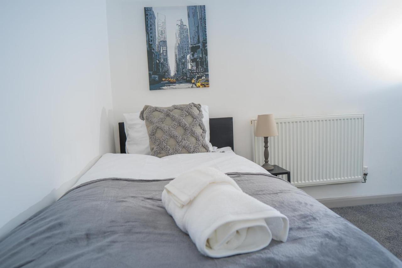 The Highfield Villa, 5 Bedrooms, Northampton Centre, Sleeps 10 Exterior foto