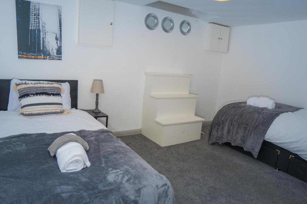 The Highfield Villa, 5 Bedrooms, Northampton Centre, Sleeps 10 Exterior foto